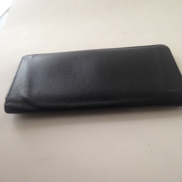Louis Vuitton, Black Taiga Leather Zip Long Wallet - Picture 4 of 11